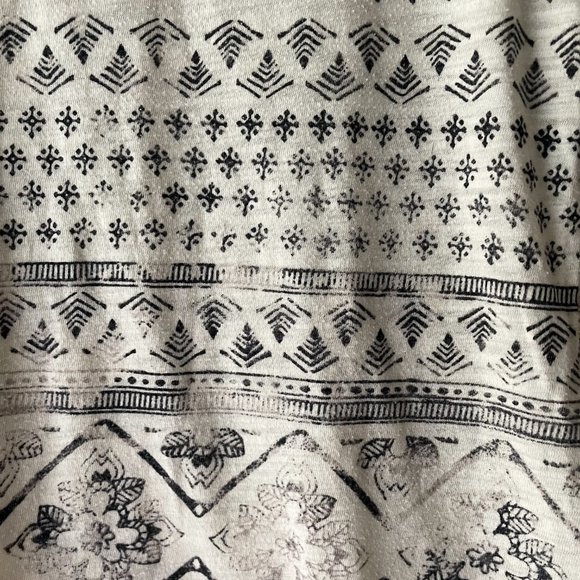 White and Black Patterned Short-Sleeve V-Neck Tee - Picture 4 of 5